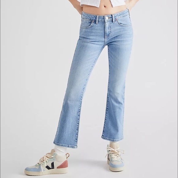 NWT - We The Free Mid-Rise Cropped Inseam Flare Denim Jeans - Picture 1 of 3